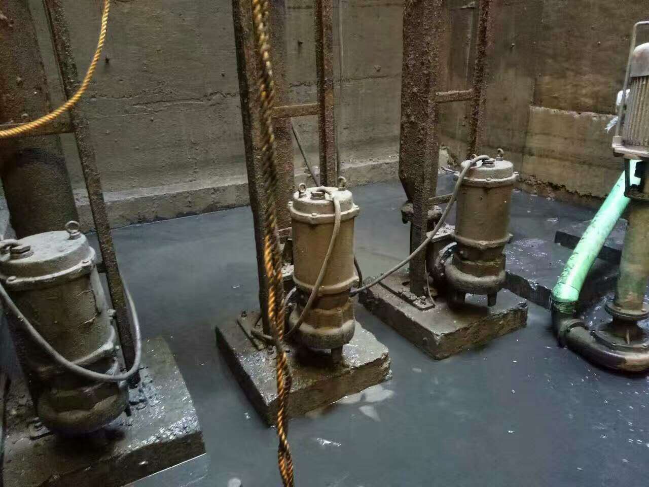 潜山污水池清理