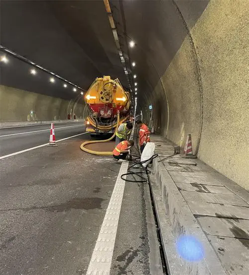 潜山隧道排水渠清淤